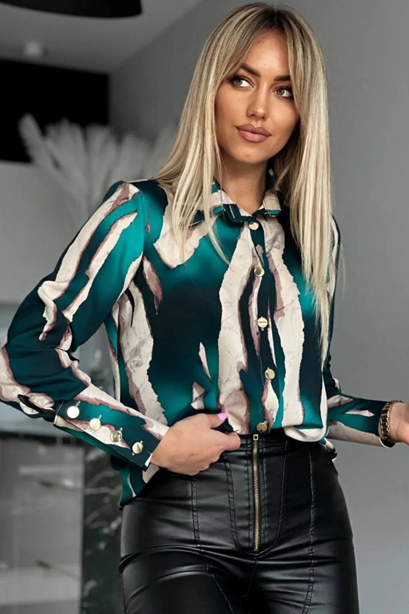 Camicia elegante a fantasia astratta beige verde nero con bottoni dorati