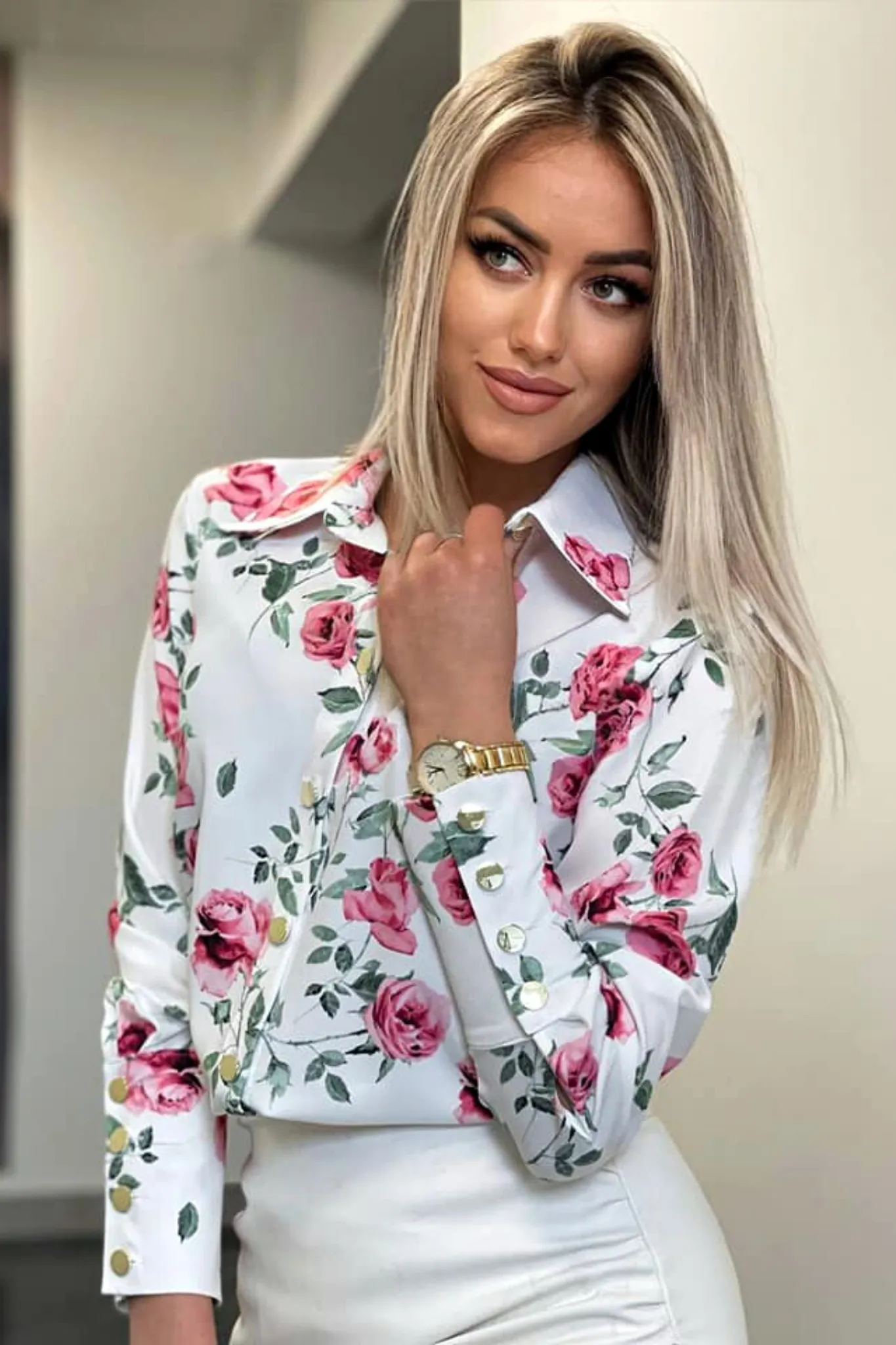 Camicia elegante bianca a fantasia floreale rosse rosa con bottoni dorati