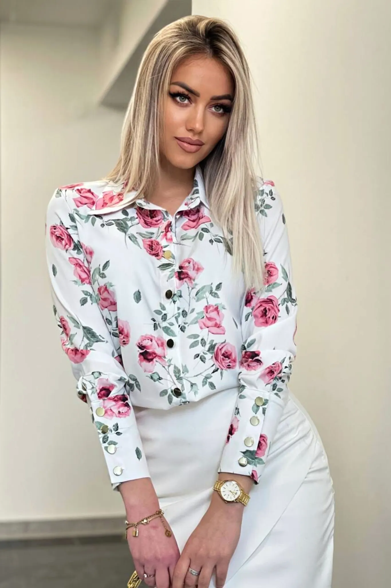 Camicia elegante bianca a fantasia floreale rosse rosa con bottoni dorati