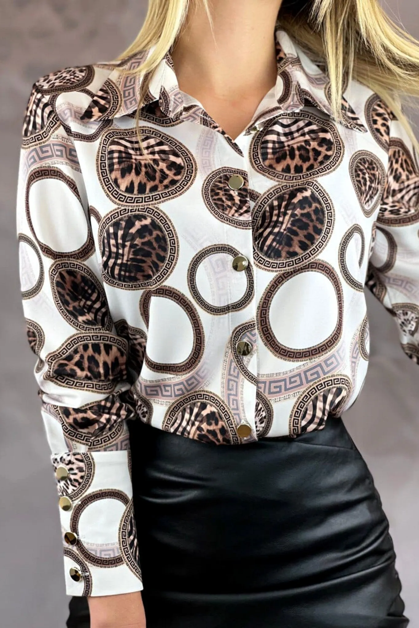 Camicia elegante bianca a stampa cerchi motivo fashion e leopardata