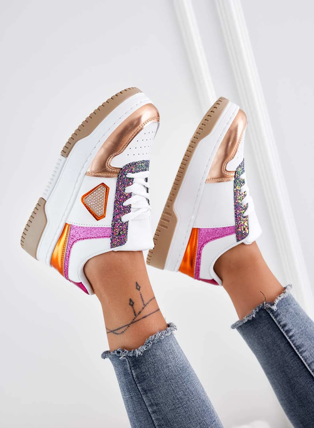 CLOE - Sneakers bianche con pannelli a contrasto e glitter