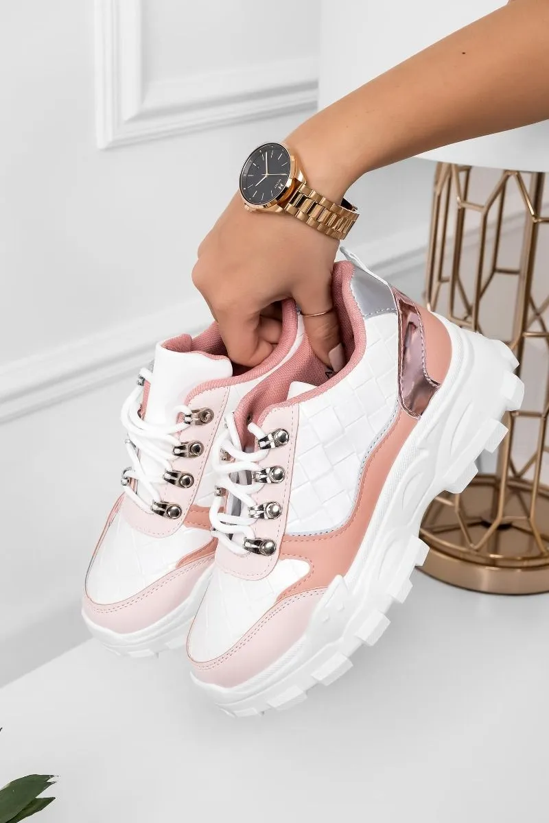 Sneakers bianche con pannelli a contrasto rosa e ganci oro