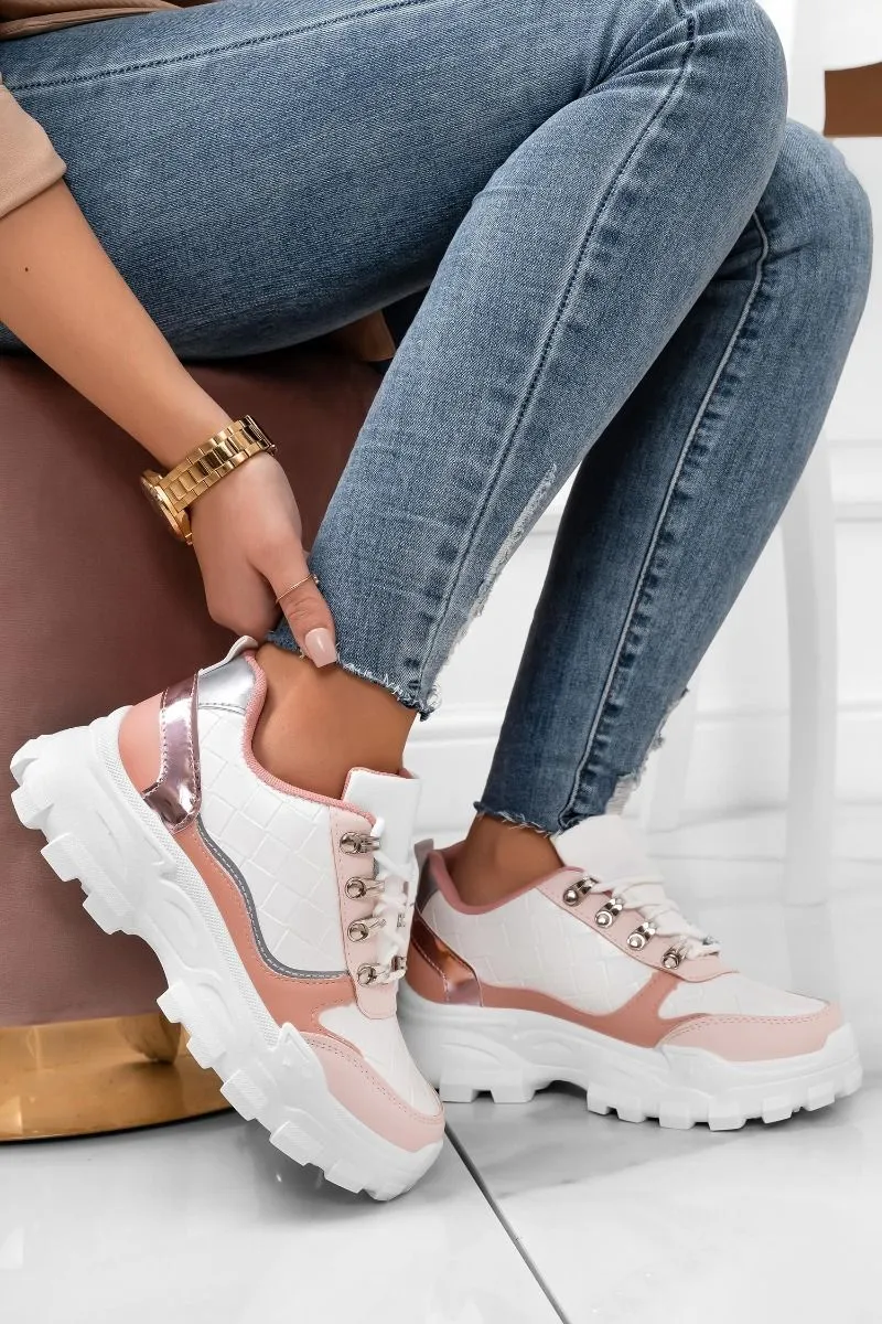 Sneakers bianche con pannelli a contrasto rosa e ganci oro