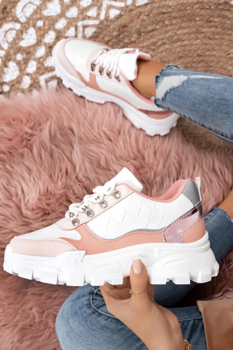 Sneakers bianche con pannelli a contrasto rosa e ganci oro